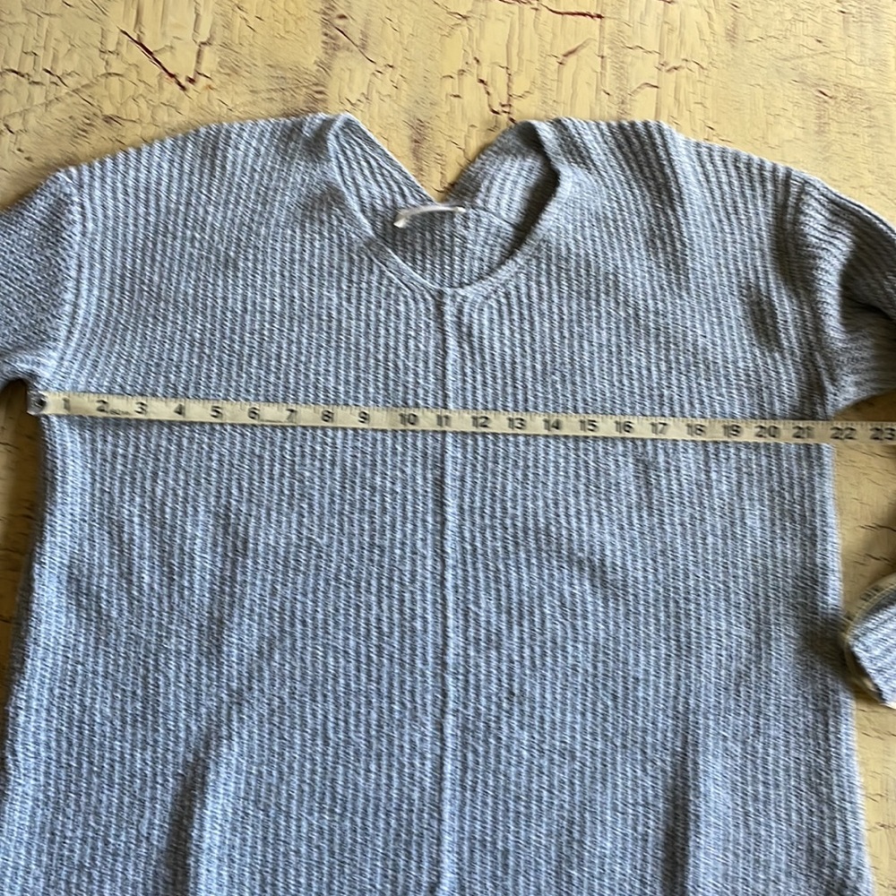 Size Large cozy boxy sweater - Picture 6 of 7